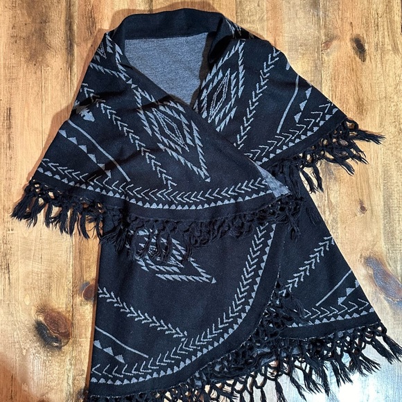 Raj Sweaters - Sweater, Shrug, poncho. One size. Black And gray Aztec pattern. Raj brand.